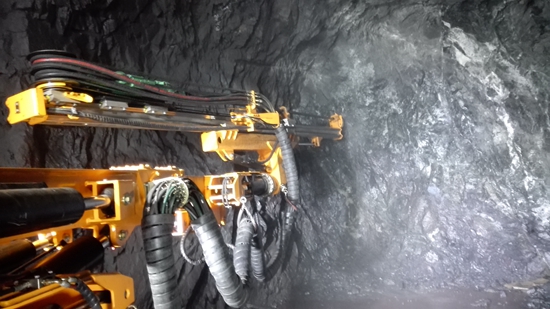 開山全液壓鑽機在海南石碌鐵礦